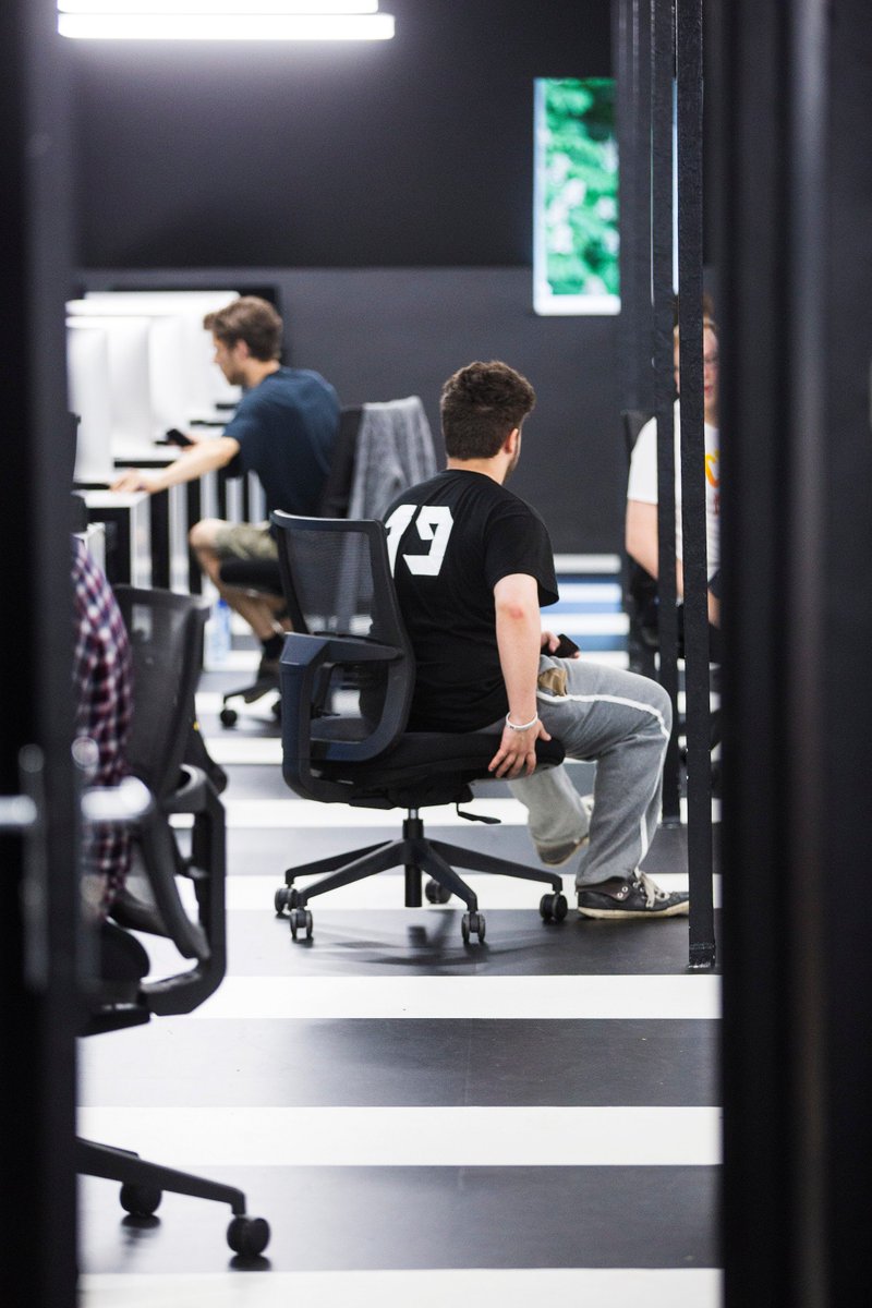 lecho's tweet photo. ⌨️👨‍💻👩‍💻 “Je dors dans le vestiaire ou sur les banquettes.” Bienvenue dans une école de codage | Une centaine de candidats tentent de décrocher trois ans d'études gratuites à l'#Ecole19. Par @clementdiroma https://t.co/4xPiqMDc8B @42born2code @19codingschool #BelTech https://t.co/ivNDatEQlh