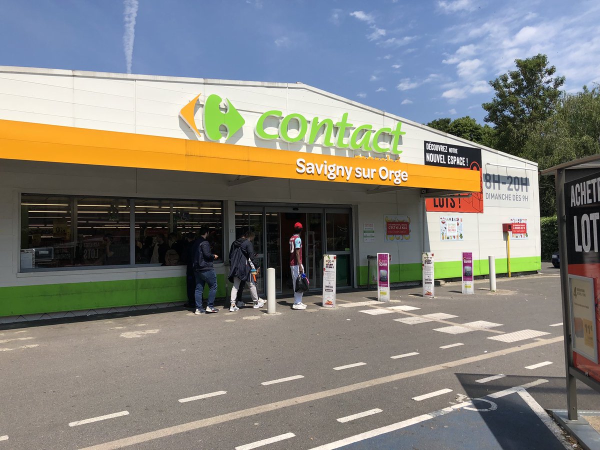 PSViry's tweet photo. Ce midi, nous sommes allés à la rencontre des salariés du #Carrefour Contact de Savigny-sur-Orge, concerné par les nombreuses fermetures prévues par le groupe.

Encore une fois le pouvoir de l’argent triomphe face  au bon vivre de nos quartiers. 

➡️ https://t.co/MNSqdxomDg https://t.co/a07dLHBDIL