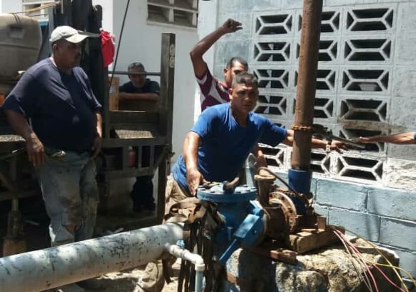 DraculaRadio10's tweet photo. ASÍ LO DIJOEL ALCALDE MIGUEL BURGOS  Aquí estamos, luego de mucha lucha juntos con el pueblo hoy reactivamos el pozo de agua de la comunidad 12 de marzo en el Roble.
Yo no vine a quedarme de brazos cruzados como piensan muchos, yo vine a trabajar para todos !! #LosGuayosTeQuiero https://t.co/5QoqdfTUAa