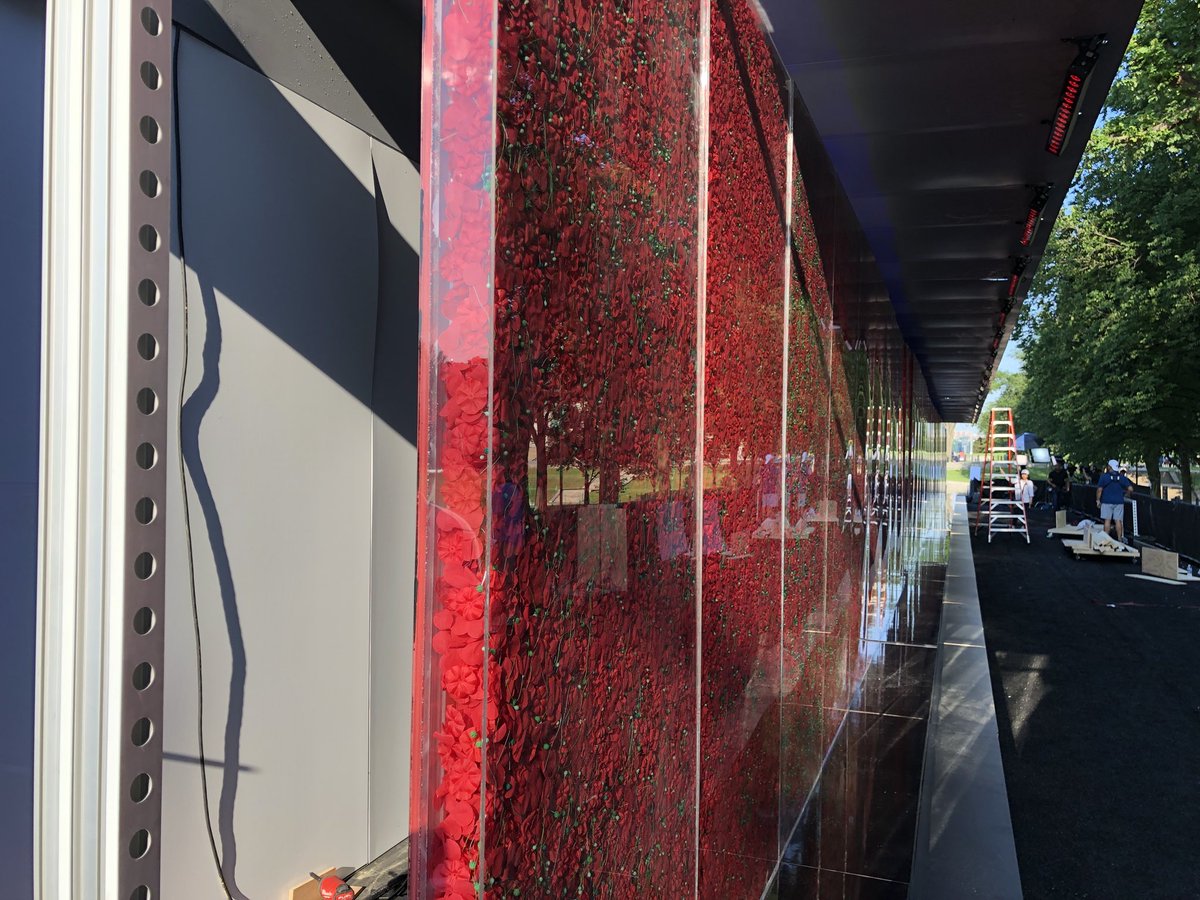 Emotional display here on National mall. 645,000 poppies, representing each service member killed since WWII. <a href="/USAA/">USAA</a> <a href="/wusa9/">WUSA9</a> <a href="/AndreaMcCarren/">Andrea McCarren</a> #MemorialDayWeekend #militaryappreciation