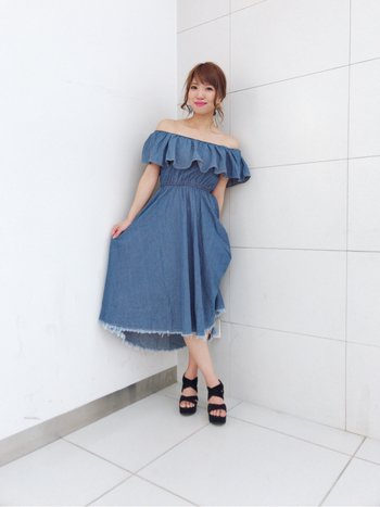 Cecil Mcbee בטוויטר Newitem Vivi7月号掲載 八木アリサさんが着るviviコラボアイテム トレンド感のある爽やかなタンドリー素材 ボードネックもオフショルもたのしめる 夏らしいマキシワンピが完成しました デニムオフショルマキシワンピース 8 532 T