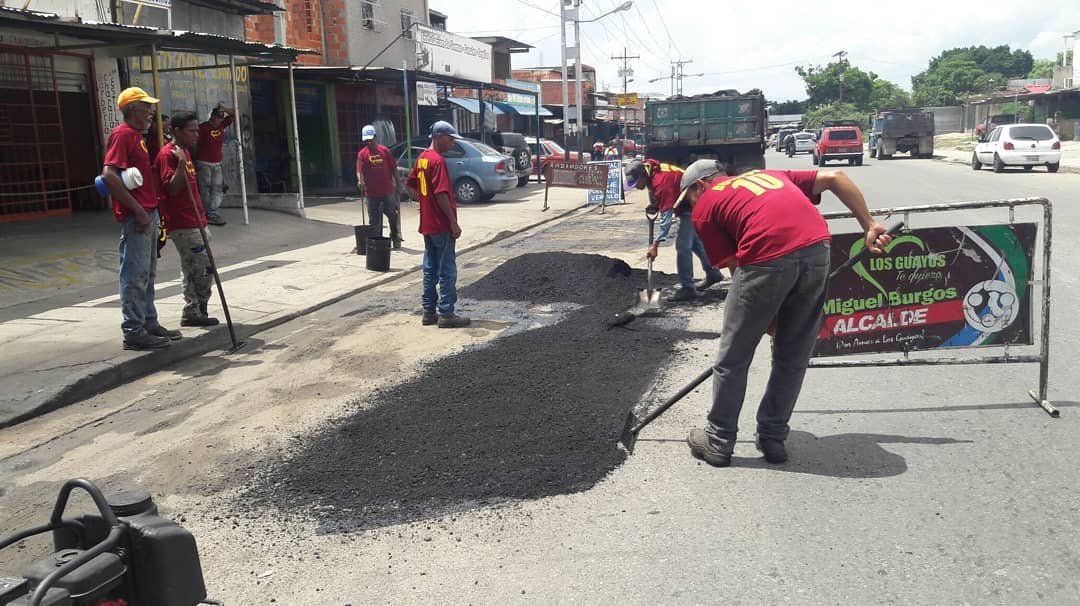 DraculaRadio10's tweet photo. ASÍ LO VIENE DICIENDO Y CON TRABAJO TAMBIÉN... continuamos con la brigada de bacheo cazando los huecos en nuestras principales vías de Los Guayos.
Vamos con paso firme a solventar los problemas que afectan a nuestro pueblo. @lacava10oficial @nicolasmaduro Los Guayos, Carabobo https://t.co/Jcy9kIk2bD