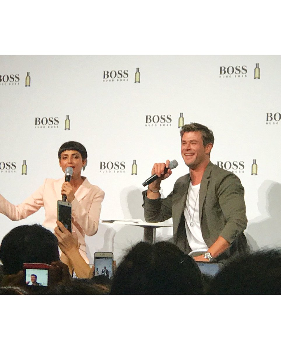 รวบรวมภาพ #ChrisHemsworth ในงานมีทที่สิงคโปร์วันนี้

Chris Hemsworth at meet-and-greet in Singapore 

(thx u ©cassieleecross, limchelsi, asmondchew, solenn)