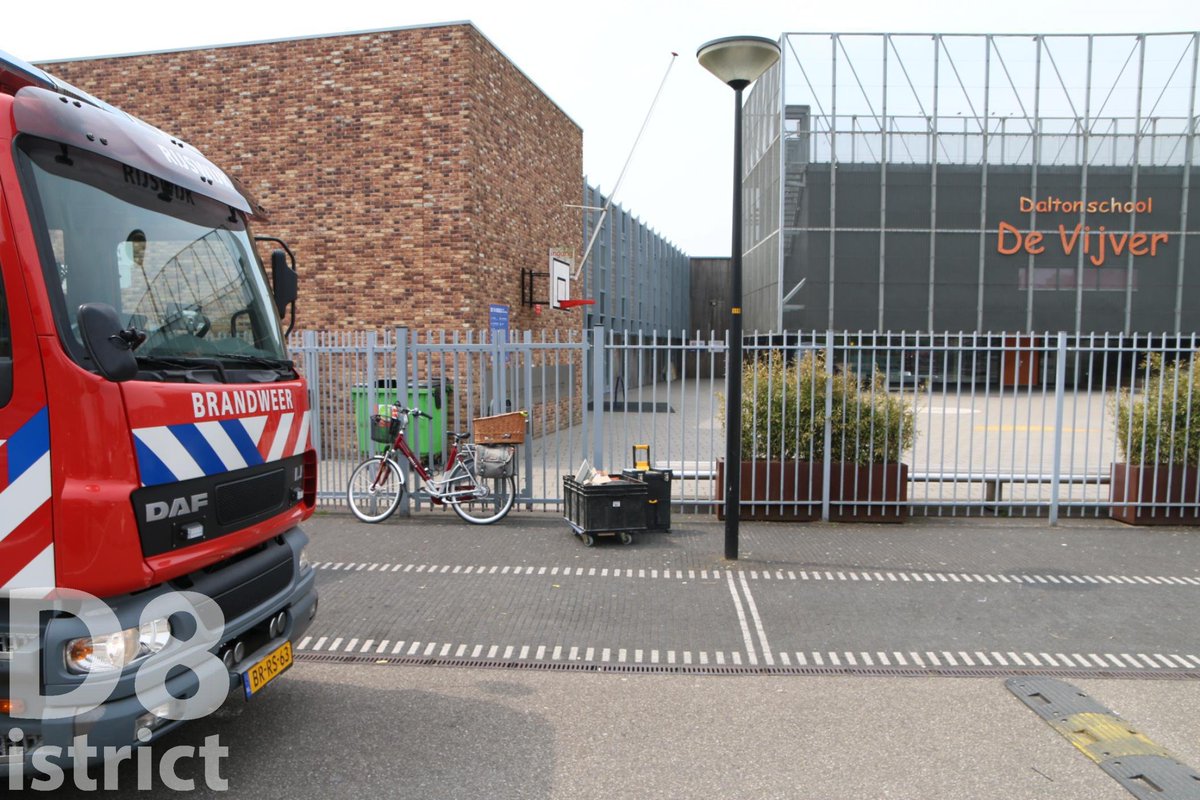 RedactieD8's tweet photo. Op de #Kikkerbeetlaan in #DenHaag heeft in basisschool #DeVijver een kleine brand gewoed. De school is tijdig ontruimd en de scholieren staan op het schoolplein. Brandweer heeft de brand geblust. https://t.co/qWj3CX3Fw3