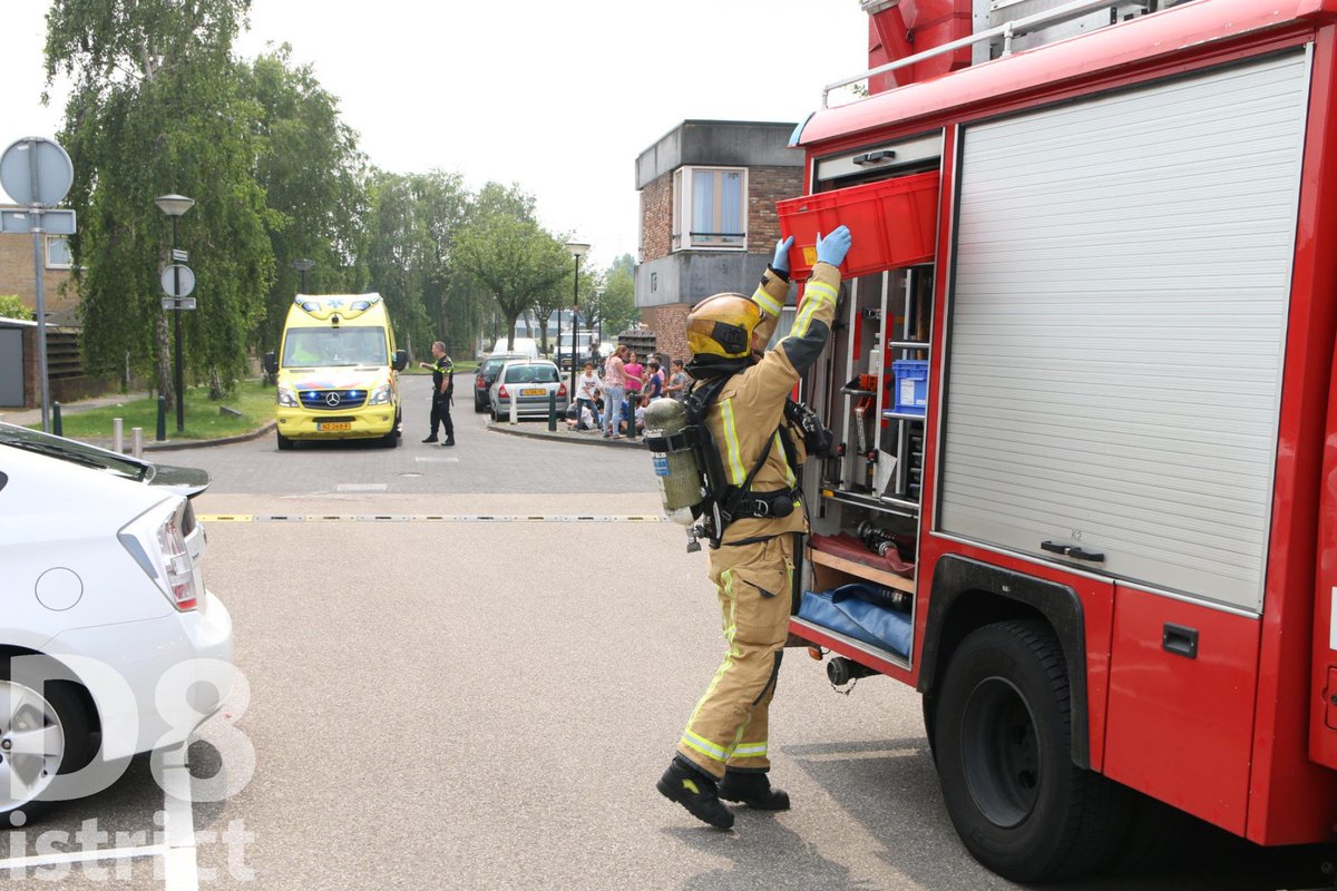 RedactieD8's tweet photo. Op de #Kikkerbeetlaan in #DenHaag heeft in basisschool #DeVijver een kleine brand gewoed. De school is tijdig ontruimd en de scholieren staan op het schoolplein. Brandweer heeft de brand geblust. https://t.co/qWj3CX3Fw3