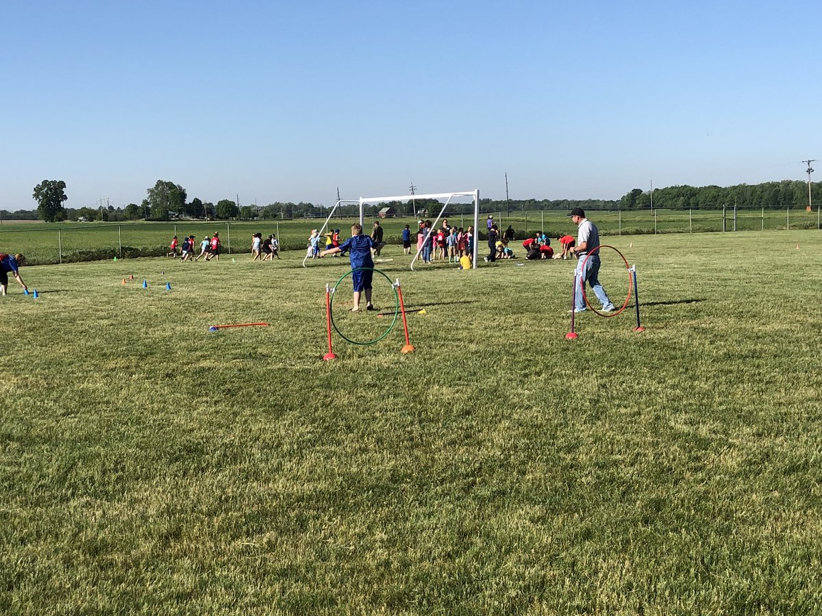 TES_fourthgrade's tweet photo. Field Day was awesome!  We had a great time, but by the end of the day we were tired!!!!  Such a great way to end the school year!  #schoolsoutforthesummer #goodbye4thgrade #5thgradeherewecome 🤚🏼☀️🌈 https://t.co/j35vwlguL7