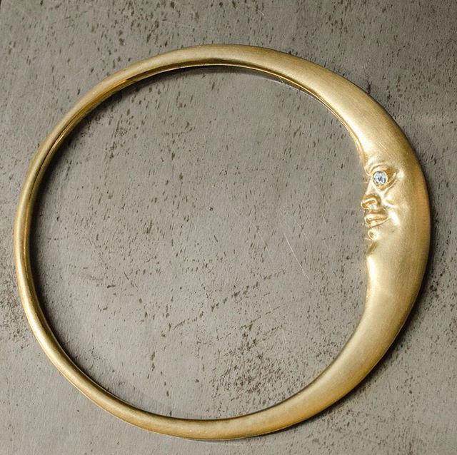 AnthonyLent's tweet photo. “Moonlight drowns out all but the brightest stars”
-
JRR Tolkien
.
.
.
.
.
#gold #crescentmoon #maninthemoon #moonface #bangle #jrrtolkien #thelordoftherings #luxurywithaface #jewelery #jewelryaddict #jewelrydesigner https://t.co/5oZGBwqOWD