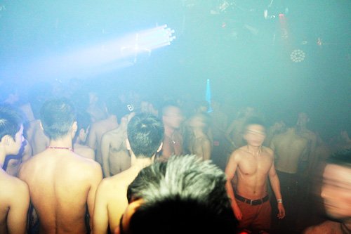 2cboys's tweet photo. 強制上半身裸ダンスパーティはBAD BOYSはいよいよ明日夜です！

ガタイ系イケメンがわんさか！の中、最高の音楽で踊って、美味しいお酒を飲んで、みんで大騒ぎしましょう！

※今回、ダンスフロアはブラックライトが常時点灯しています。白系等の蛍光が入った服は光って目立つので注意です！笑 https://t.co/sYoLE4ugai