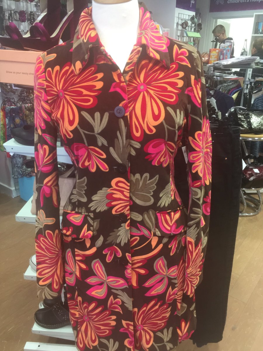 FMNBradford's tweet photo. Well it may be a rainy dull wet day .....but when you get a coat like this Donated it brightens up your day ! ☀️☀️☀️☀️#fmncharityshopbradord #retro #coloufull #wouldyouwearit?!! Come and see us if your passing !!! https://t.co/IjxUJGvzPd