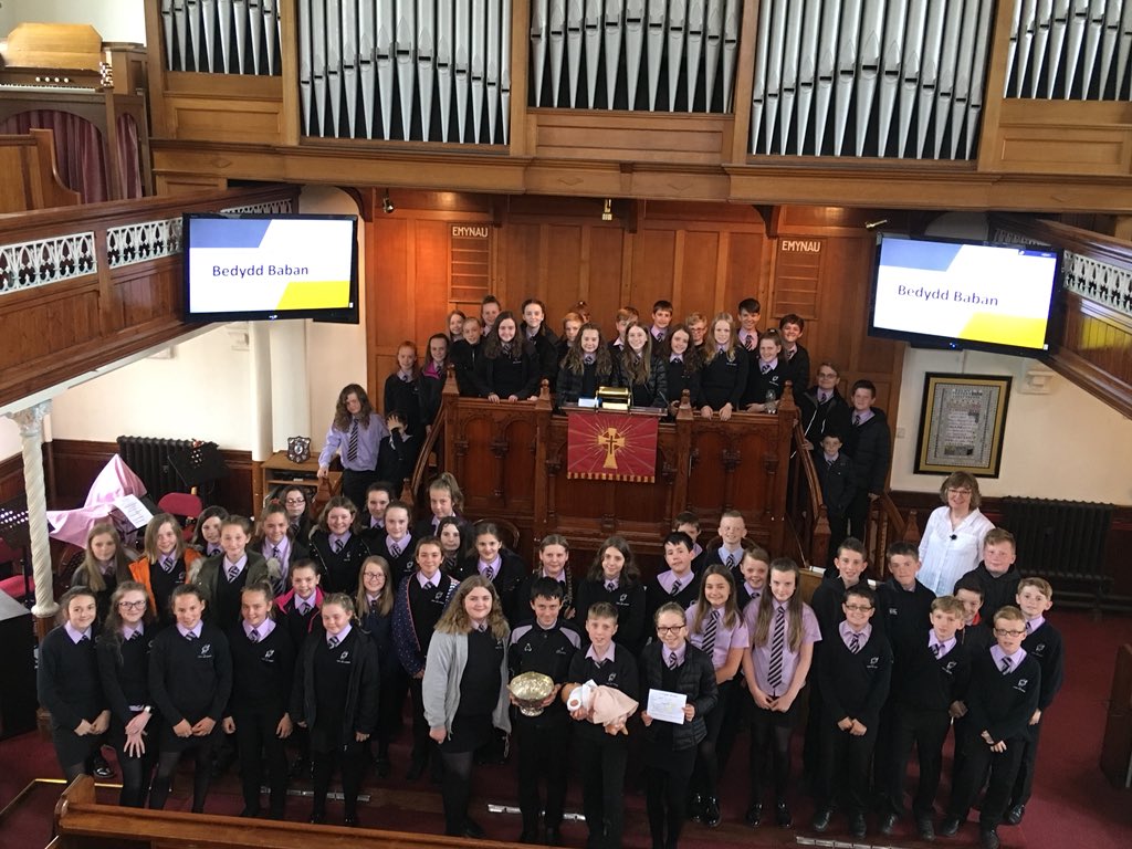 CapelYPriordy's tweet photo. Gwych cael cwmni disgyblion Bl 7 @YGGBM yn y capel i ddysgu am Fedydd. #codipontydd https://t.co/7xRiXmfiCN