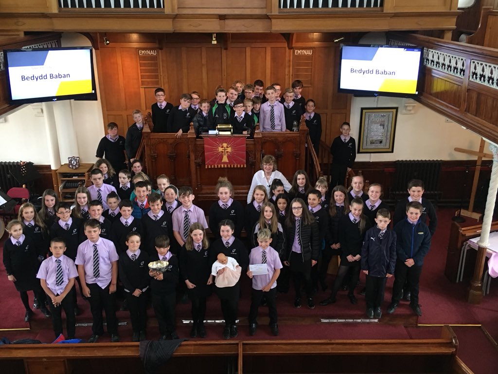 CapelYPriordy's tweet photo. Gwych cael cwmni disgyblion Bl 7 @YGGBM yn y capel i ddysgu am Fedydd. #codipontydd https://t.co/7xRiXmfiCN