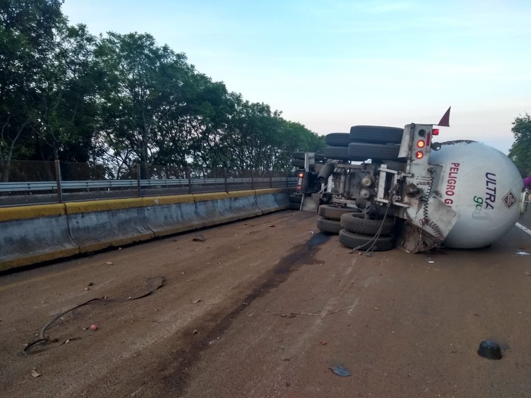 omarpez's tweet photo. Esta madrugada volcó un pipa que transportaba gas en la pista a la altura de La Pera #Morelos; la vialidad está cerrada por seguridad.
Atienden el accidente @PoliciaFedMx @CAPUFE @PC_Morelos @Bomb_Cuernavaca https://t.co/yilw0Ieufh