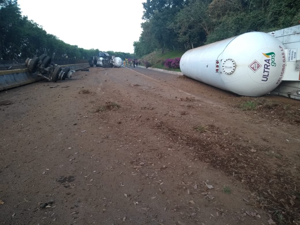 omarpez's tweet photo. Esta madrugada volcó un pipa que transportaba gas en la pista a la altura de La Pera #Morelos; la vialidad está cerrada por seguridad.
Atienden el accidente @PoliciaFedMx @CAPUFE @PC_Morelos @Bomb_Cuernavaca https://t.co/yilw0Ieufh