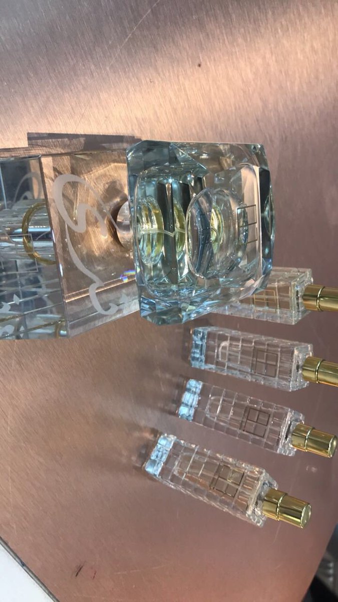 FlowersWorld3's tweet photo. عطر بحفر الاسم من باسم القاسم تم تنسيق الهديه وتوصيلها لمكة المكرمة 😍🌹👌🏻 https://t.co/ZYchhTgMCL