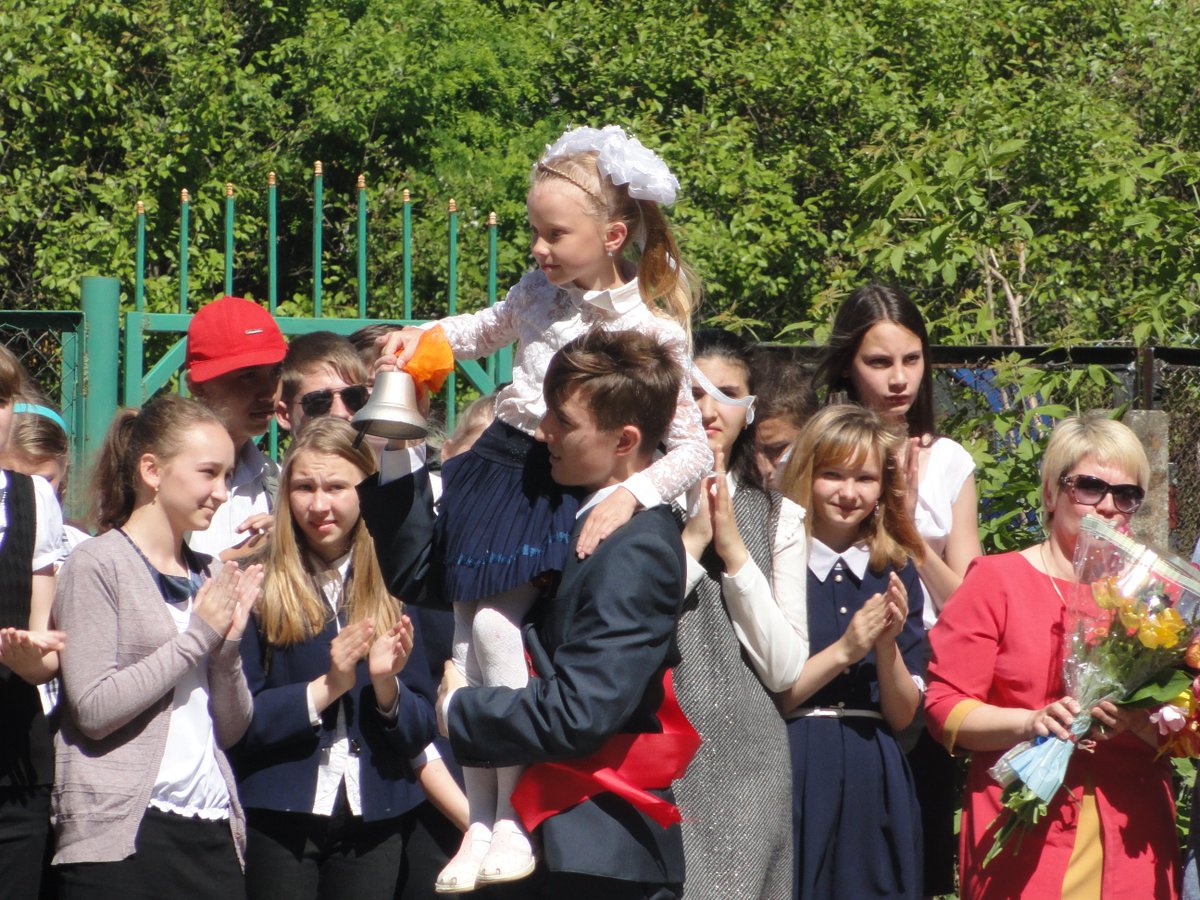 25 мая торжественные линейки и последний школьный звонок прозвенел для 96 выпускников образовательных организаций Тейковского муниципального района