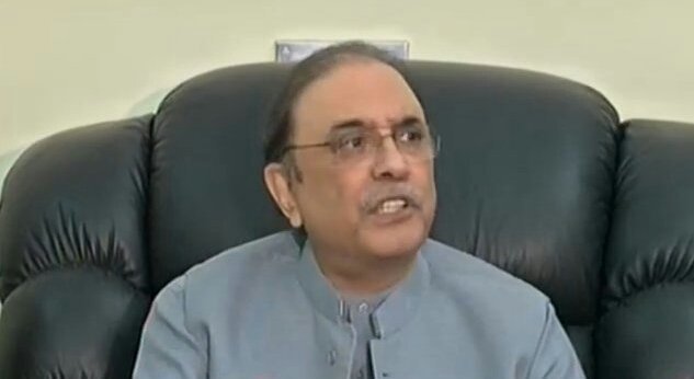 ImranKhanzada_'s tweet photo. سابق صدر آصف زرداری کی پریس کانفرنس.

میں نے انہیں ان ہاؤس رکھنے کیلیے پنجاب دیا،وہ پنجاب نہیں لےسکتےتھے،

بے نظیر بھٹو بھی کٹہرےمیں کھڑی رہی ہے، 

میاں صاحب کہتے کچھ ہیں اور کرتے کچھ اور ہیں ، 

شہید بےنظیر کے سوچ اور وژن کے مطابق فاٹا کے انضمام کا فیصلہ کیا. https://t.co/DfdHP92xsD