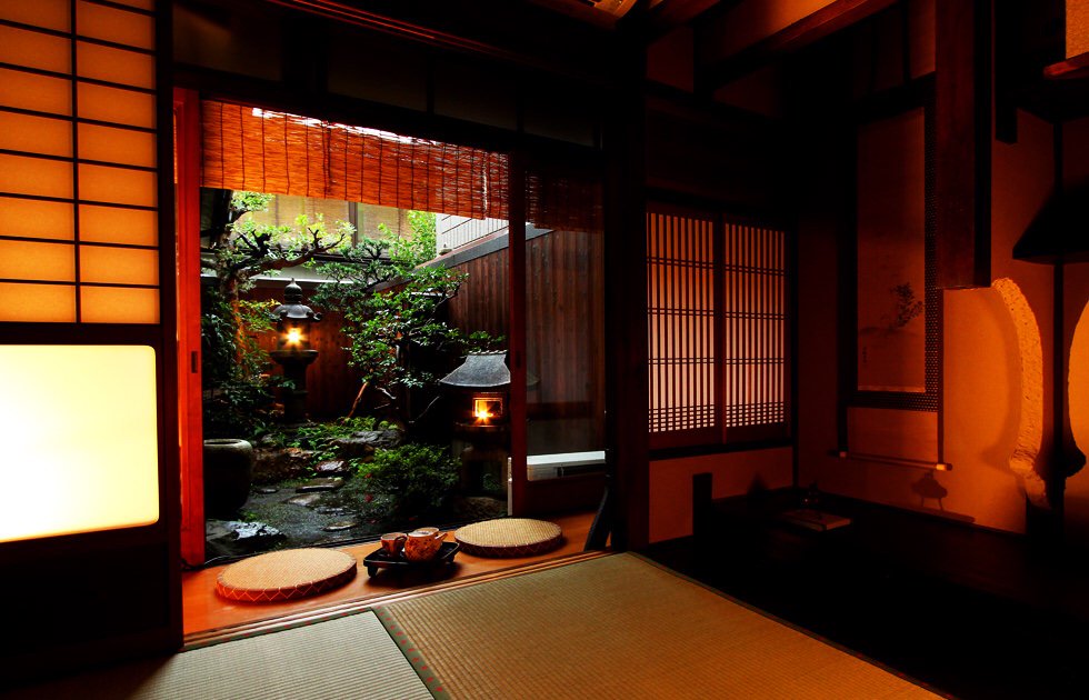 CanConciergeCan's tweet photo. This is the ‘Naokonoza Omiya Gojo’ hotel in Kyoto, Japan. One of the most unique and highly recommended accommodations in Japan 🇯🇵
Think over 90 years of a traditional Japanese house. With tatami flooring and Japanese-style futon bedding. (Around $409 USD a night) https://t.co/TnhuYjHob9