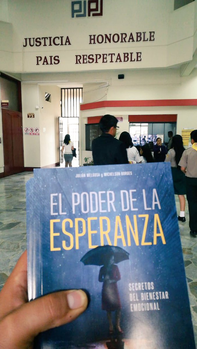 AdventistaMiCOP's tweet photo. [CHIMBOTE] Conquistadores y Aventureros distribuyen el libro #ElPoderDeLaEsperanza a funcionarios del Poder Judicial. #TomaTuLibro y #VuelveAVivir https://t.co/smxdcgPfZs