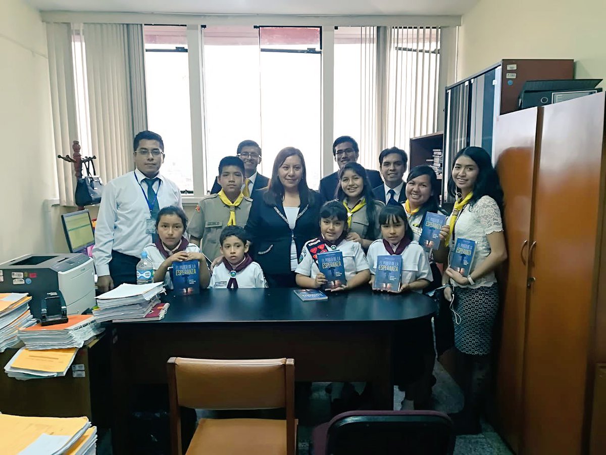 AdventistaMiCOP's tweet photo. [CHIMBOTE] Conquistadores y Aventureros distribuyen el libro #ElPoderDeLaEsperanza a funcionarios del Poder Judicial. #TomaTuLibro y #VuelveAVivir https://t.co/smxdcgPfZs