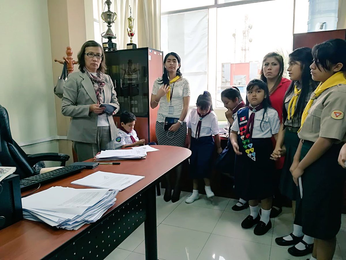 AdventistaMiCOP's tweet photo. [CHIMBOTE] Conquistadores y Aventureros distribuyen el libro #ElPoderDeLaEsperanza a funcionarios del Poder Judicial. #TomaTuLibro y #VuelveAVivir https://t.co/smxdcgPfZs