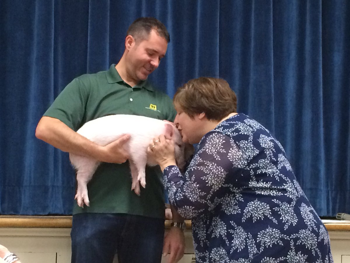 coachclaridge's tweet photo. Mrs. Salerno kissed a pig! https://t.co/9QQDQFISOK
