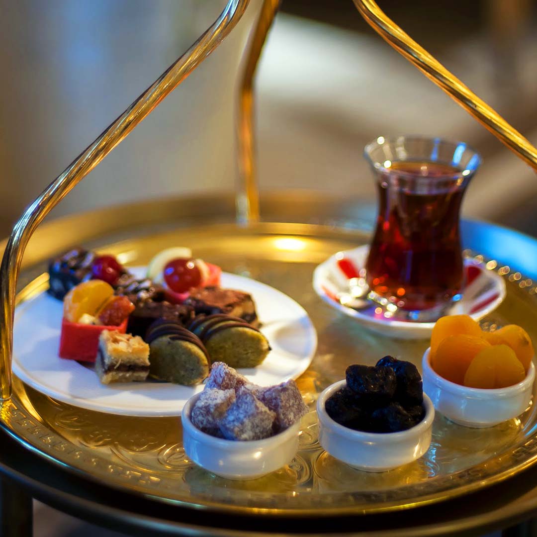 Her gün öğleden sonra 14:00 ile 17:00 arasında lobimizde çaya davetlisiniz.

You are invited to our tea time between 14:00-17:00 every afternoon.