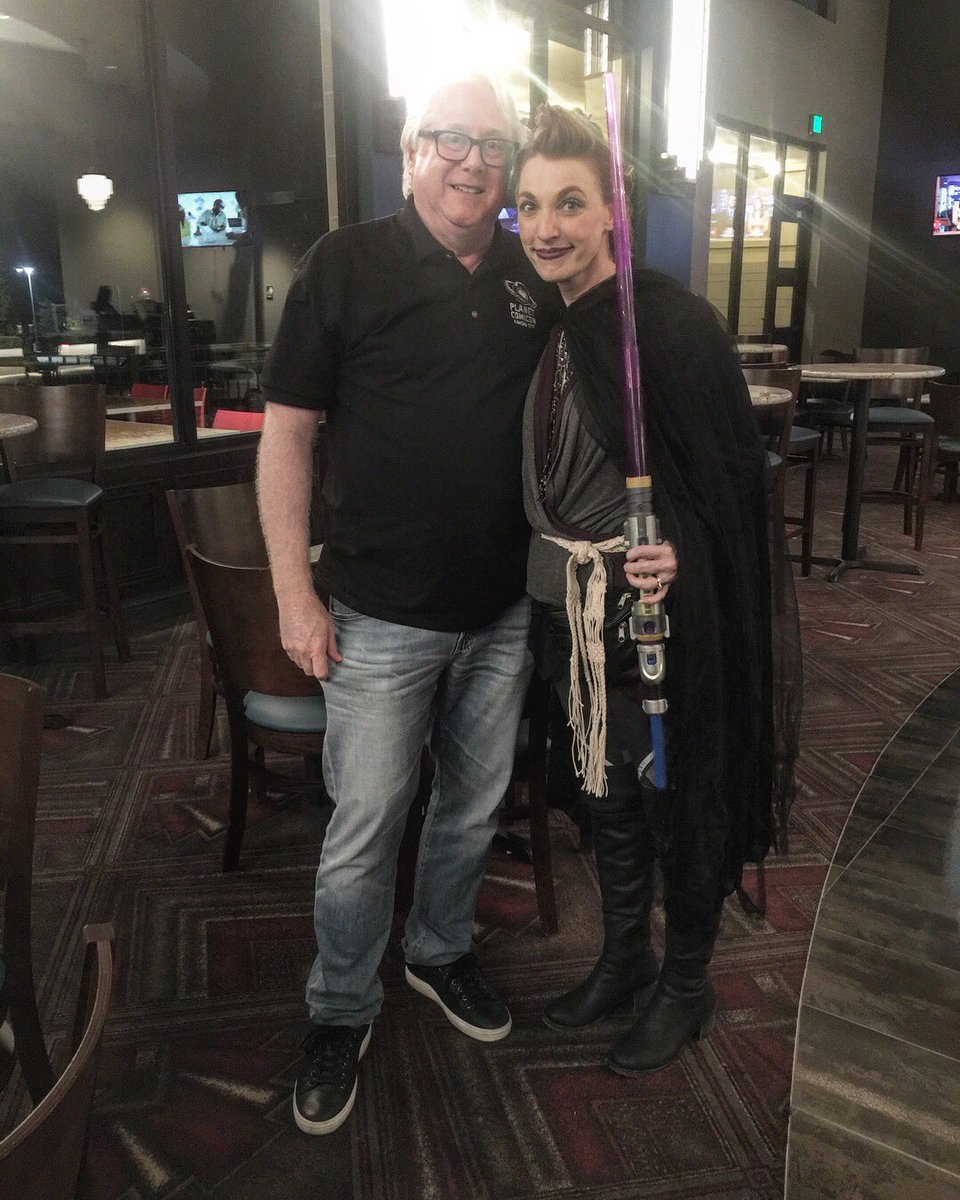 AM_EricaSezSo's tweet photo. Big THANK YOU to @PlanetComicon for hosting the Planet Goes Solo at B&amp;B last night. Got to debut my Gray Jedi, dance, wield lightsabers &amp; hang with other @starwars cosplayers for the #SoloMovie premiere. Awesome time! #cosplay #starwars #planetcomicon @bbtheatres https://t.co/QM2hLD4A97