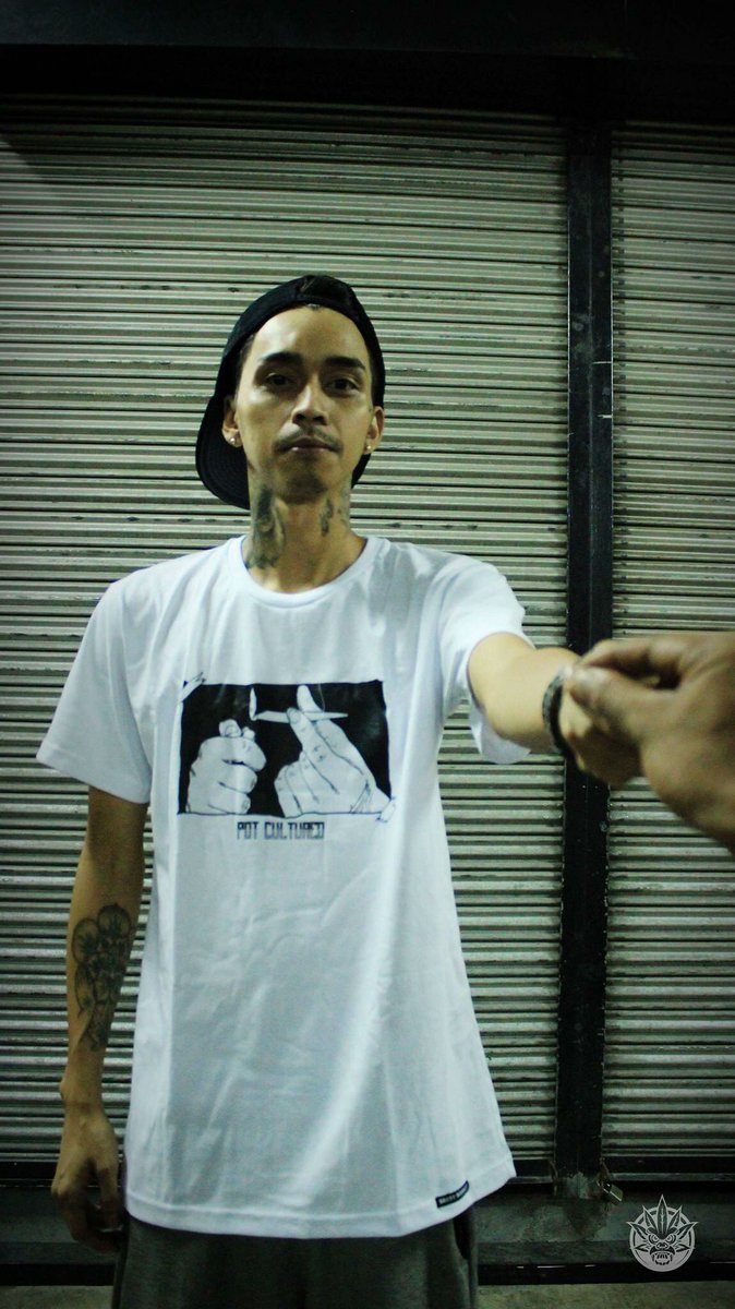 OrigRubio's tweet photo. Your @grassmunkey collection / Dropping today at the Brgy Tibay x Medisina Clothing 12th year anniversary / B-Side, The Collective, Makati City / May 26, 2018 / 500PHP each.
#theviceisright
#mabuhigh
#brgytibay12
@batampasiggg at Andre ng #GoSmokeMary para sa #grssmnky ๐ฅ https://t.co/27n4C8SPou