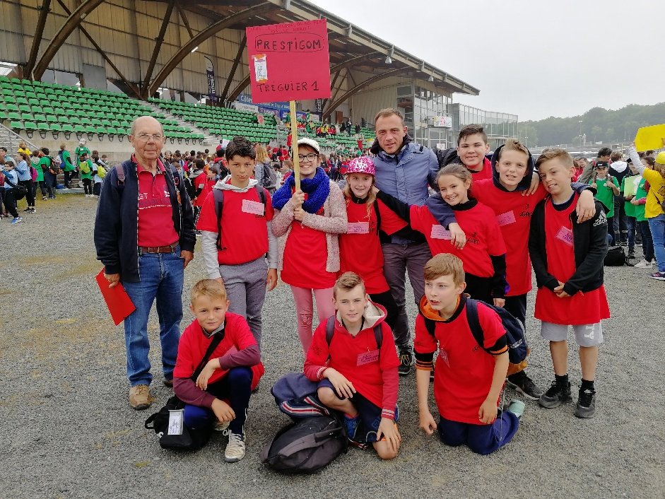 CollegeYves's tweet photo. #Prim'Orientation avec #ugsel22 au jourd'hui à Yffiniac. Les élèves de l ' école Notre-Dame de #Tréguier y étaient parmi les 1600 présents. Magnifique ambiance. L'aboutissement d un projet de 6 mois. Bravo aux élèves. #ddec22  #EC https://t.co/OZiPccySe1