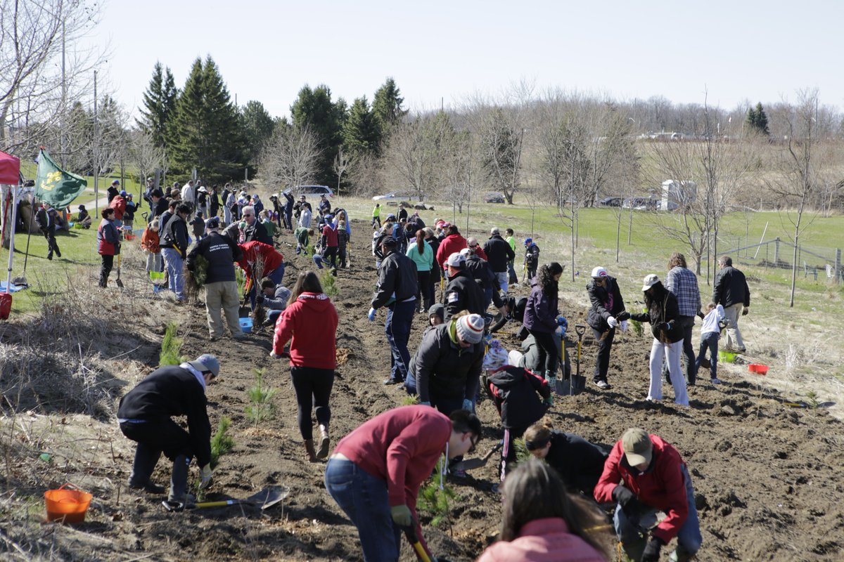 HondaCanada's tweet photo. Hi #Quebec, #DYK weโre planting trees with @Forests_Ontario in #Boucherville? Learn more about our #HondaCanadaFoundation and our ongoing #OneHondaOneTree campaign: https://t.co/2GwMtoceMw https://t.co/pwdRvtE15M