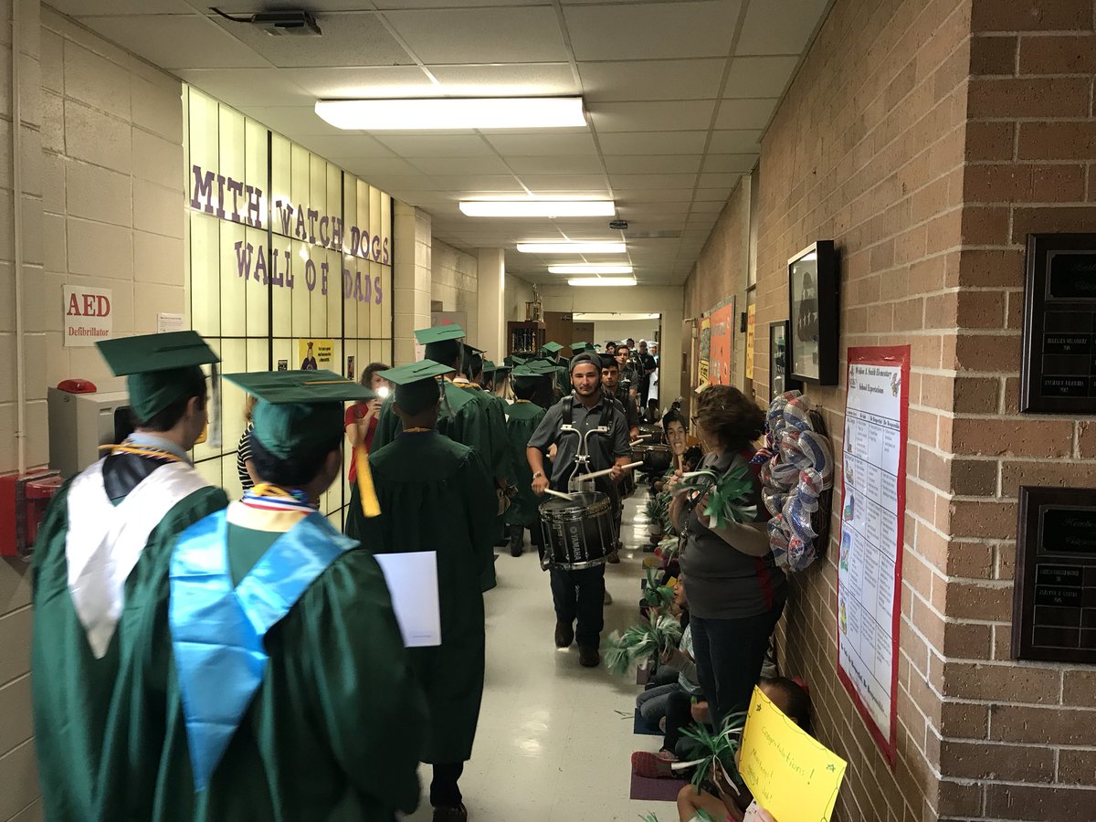 mustang4025's tweet photo. Senior walk was a huge success.  Thanks for the hospitality Smith Elementary. #PastAndFutureMustangs @RKHSKingTeam @kingstudentco https://t.co/evKhifHyNR