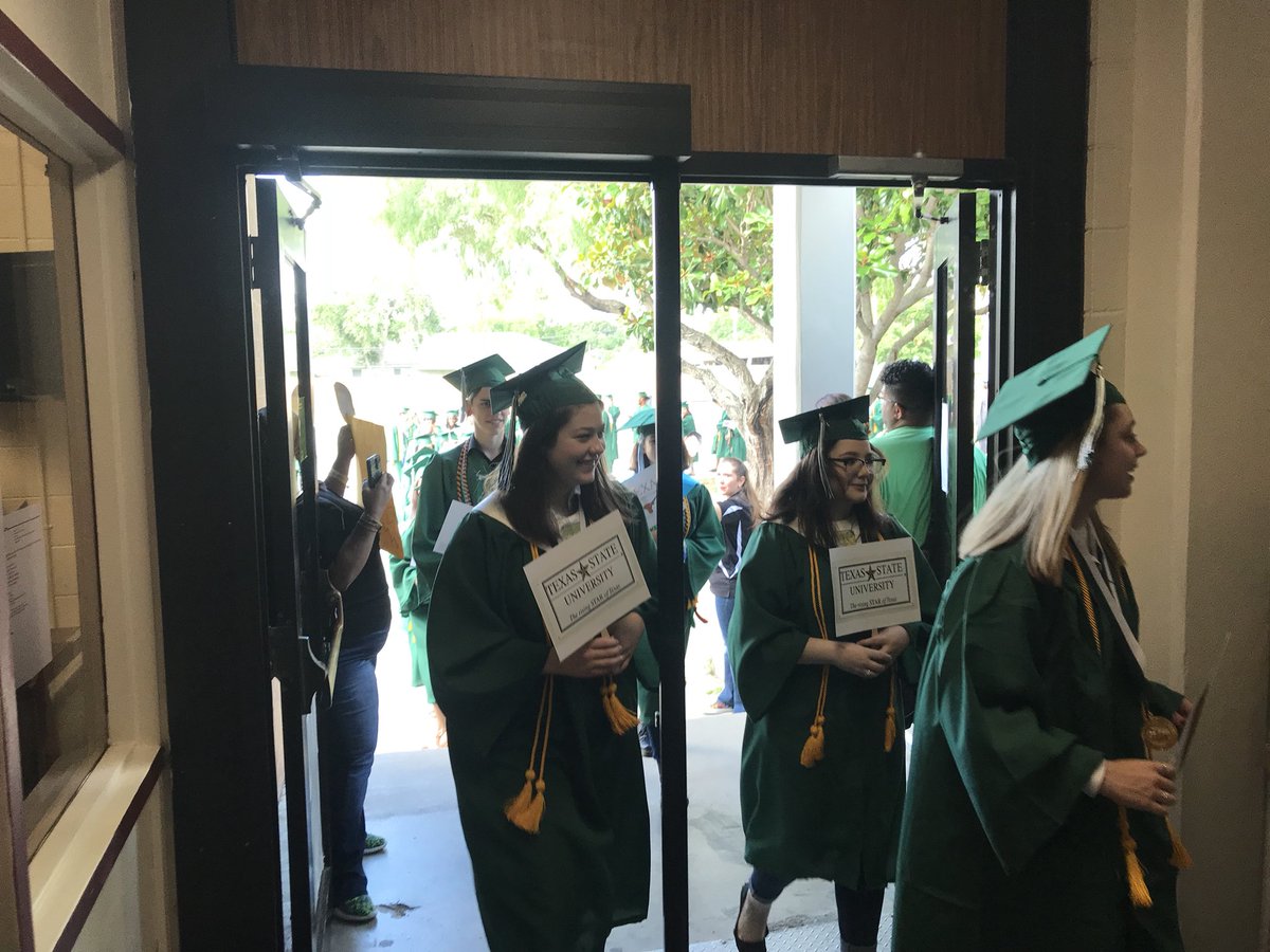 mustang4025's tweet photo. Senior walk was a huge success.  Thanks for the hospitality Smith Elementary. #PastAndFutureMustangs @RKHSKingTeam @kingstudentco https://t.co/evKhifHyNR