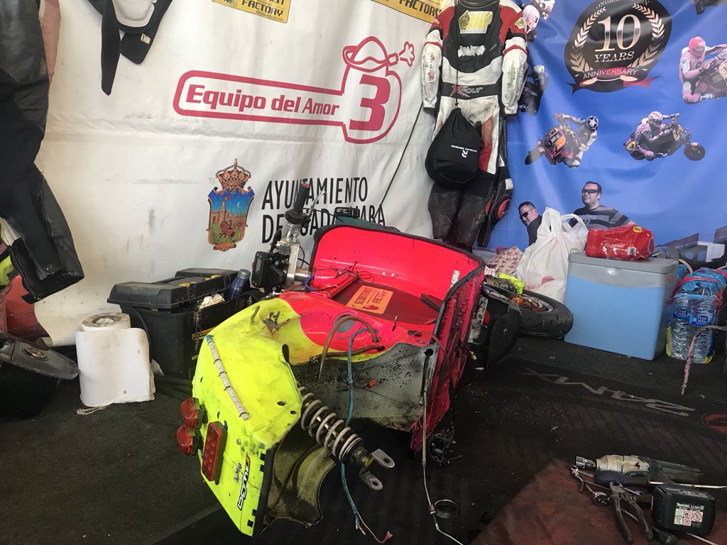 Problemas de motor....🤔
Pero mañana estaremos a tope!!!
#loveteam
<a href="/cizuera/">Circuito Internacional de Zuera</a> 
#vtr24h2018
#vespa
#resistencia