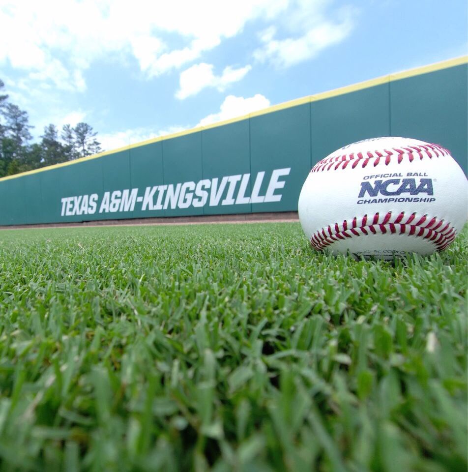 donovanlewis17's tweet image. Let’s take it home fellas #IMNOTLEAVING