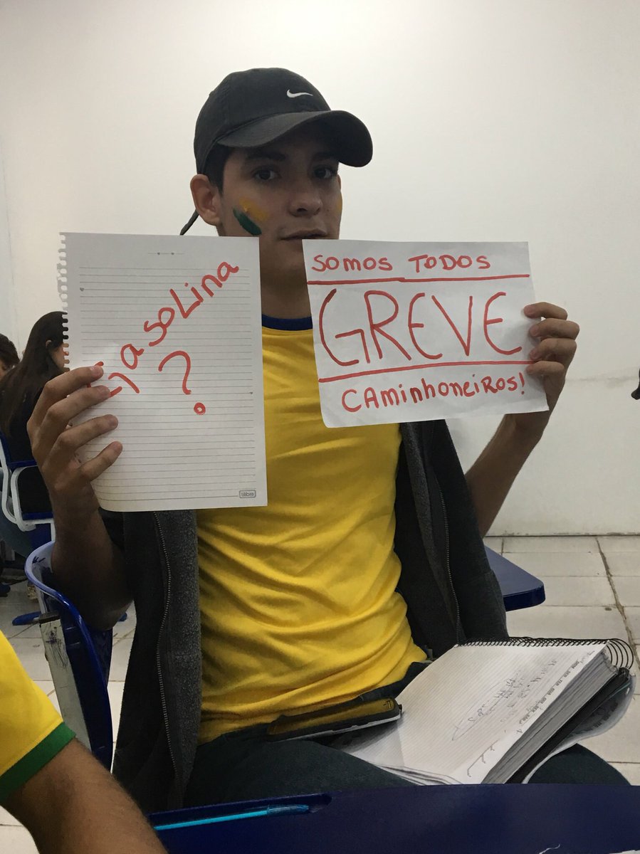 tiemissx's tweet photo. Brasil nosso de cada dia e um protesto, mores. Somos todos caminhoneiros.  #apoioagrevedoscaminhoneiros https://t.co/NkPLc1V8Bv