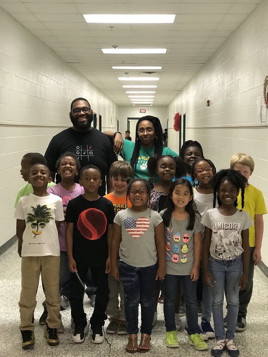BigQue05's tweet photo. When you understand the return that you will receive from your investment is exponentially greater that what you put in the you won’t mind investing #OurFuture #LastDayOfSchool #pizzaparty🍕 #MrsFields #MsCraft https://t.co/uXo8Pm4TbI
