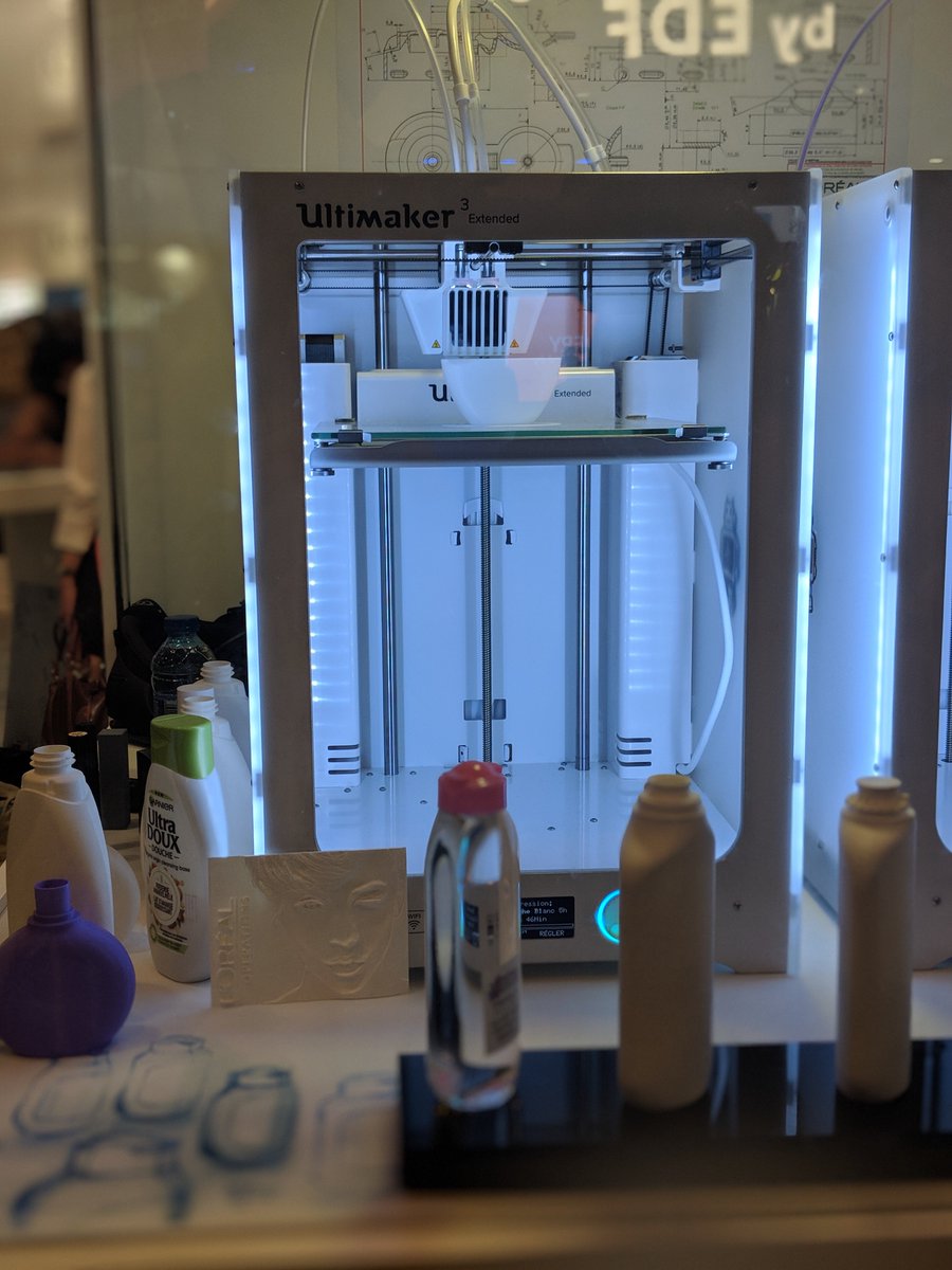 LOrealGroupe's tweet photo. Chez L'Oréal, la digitalisation passe aussi par nos Opérations ! Venez découvrir notre imprimante #3D de prototypage d'emballage &amp; notre #robot collaboratif qui permet à nos équipes #Innovation d'anticiper les résultats d'application de nos produits #VivaTech https://t.co/5IRhTl9Y7y