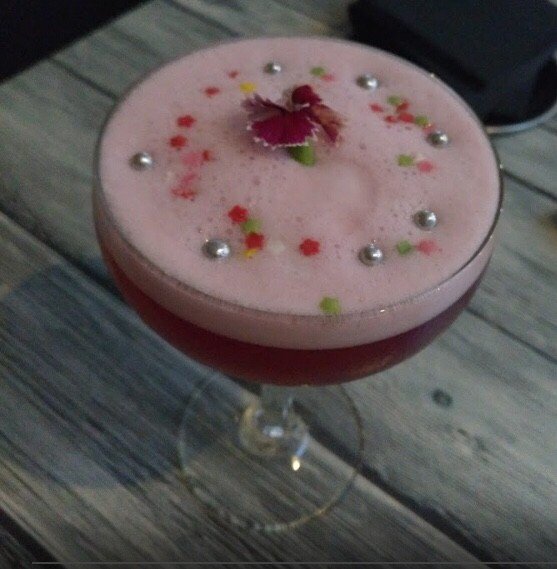 Decía Sócrates que “la belleza es un reino muy corto” y más cuando se disfrutan de cócteles como este 😜 #makinglab