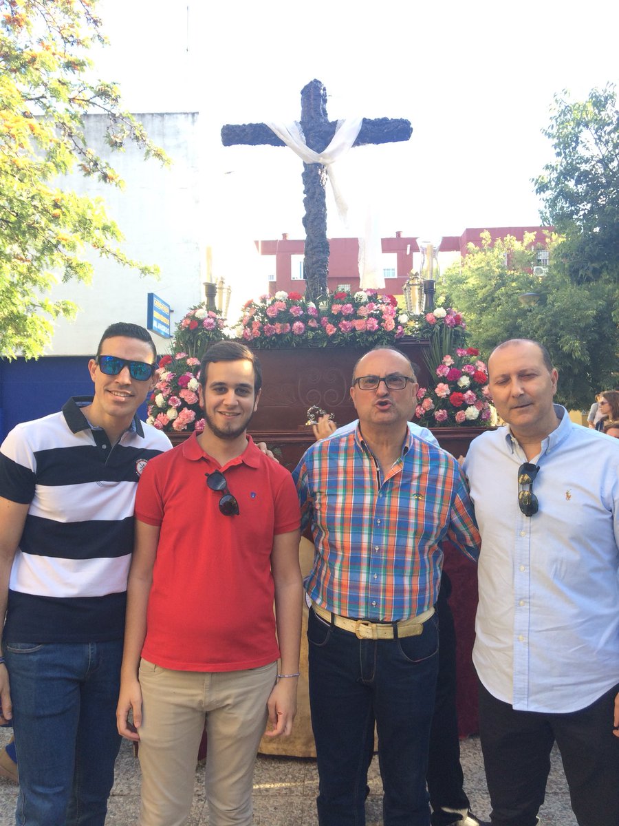 PPDistritoNorte's tweet photo. Agradecemos a la @HdadPinoMontano por el recibimiento a nuestro presidente @kikojara65 , a su Cruz de Mayo.
#SevillaPorEncimaDeTodo
#ElNorteExiste https://t.co/XXrQb4fgM7