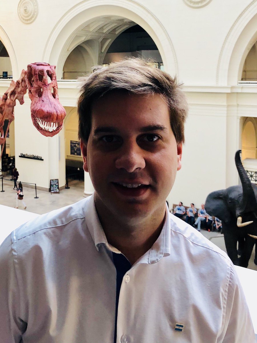 joroquieta's tweet photo. Les presento al Dinosaurio mas grande del mundo! En este momento los técnicos de @mefpatagonia terminando el montaje en @FieldMuseum. Ciencia y trabajo argentino expuesto en la primer plana del mundo. Así se festeja el #25deMayo https://t.co/6ImKECsMJ8