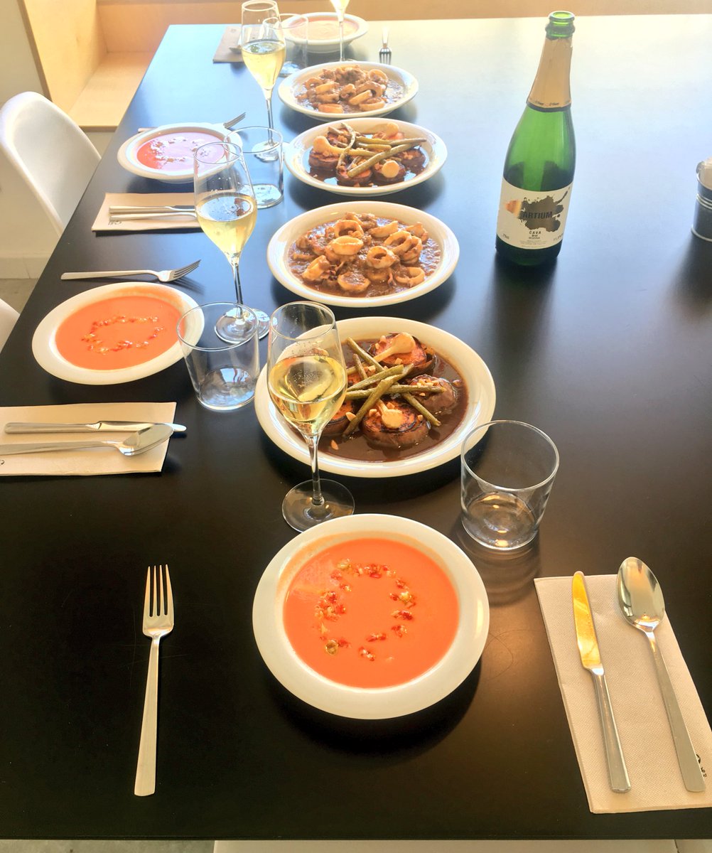 Avui dinem al <a href="/barlocal_bcn/">Bar Local</a> #calamars guisats, #moniato #allstendres i #crema de #tomàquet tot regat amb <a href="/Artium1908/">Caves Artium</a> . Bon cap setmana a tots els nostres seguidors piuladors!!!