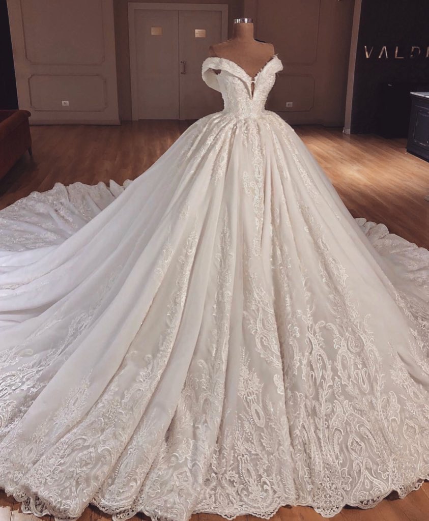 GossipRoomOff's tweet photo. Les robes Valdrin Sahiti c’est quelque chose 😍 https://t.co/Ew0TJG3bEv