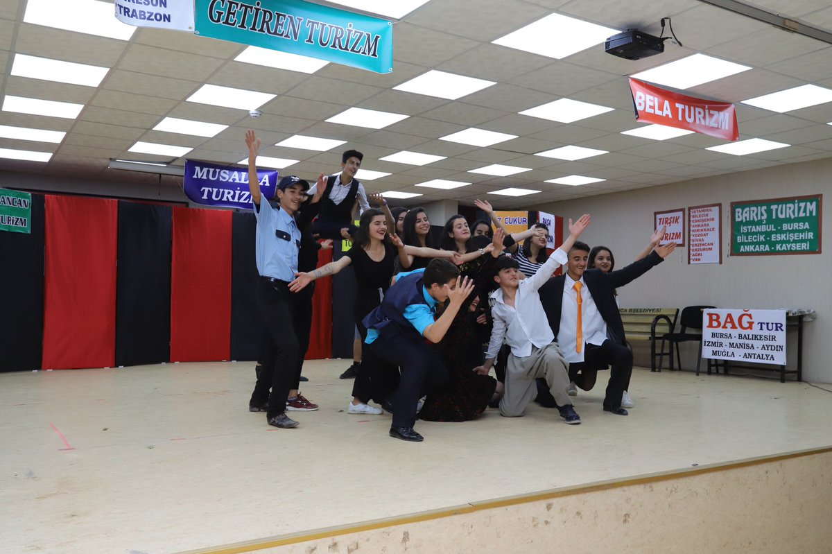 CukurcaKaymakam's tweet photo. İlçemiz ÇEKAP  organizesinde oynadıkları tiyatro gösterisine Kaymakamımız Sayın Temel Ayca ve diğer protokol üyeleri de katıldı. Tiyatro gösterisini ilgiyle takip eden Kaymakam Ayca tiyatro gösterisini beğendiğini belirterek gösteri sonunda oyuncuları tek tek tebrik etti. https://t.co/o7RFBm9xaP