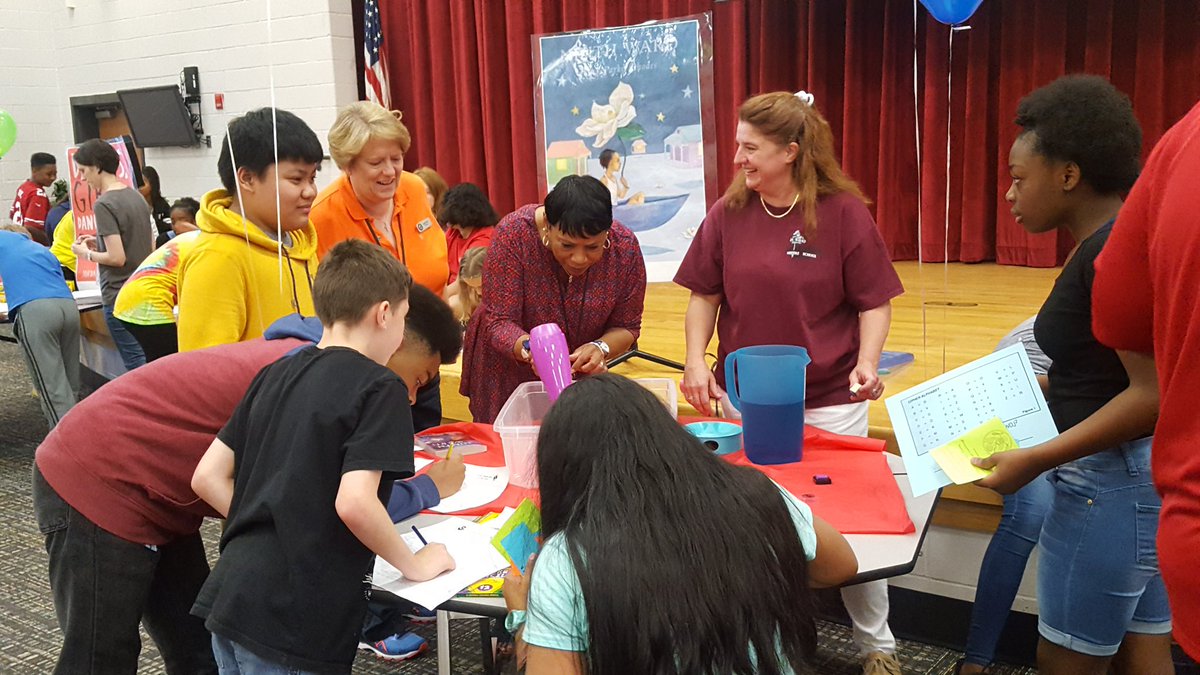 garnerlbcsd's tweet image. College Park Middle students reap the rewards of fourth quarter reading with engagement connected to their book choices. When finished,  kids get a book for summer reading.  #awesomeidea #greatteaching