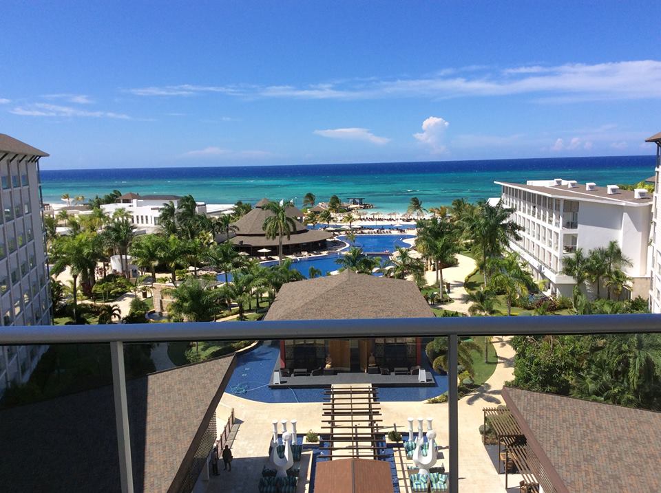 RoyaltonWSands's tweet photo. Remember to pack your camera to capture images that you'll cherish for a lifetime. Your vacation at #RoyaltonWhiteSands will be full of picture-perfect #RoyaltonMoments. https://t.co/W3pYMPkavx https://t.co/VoDxodfmyw
