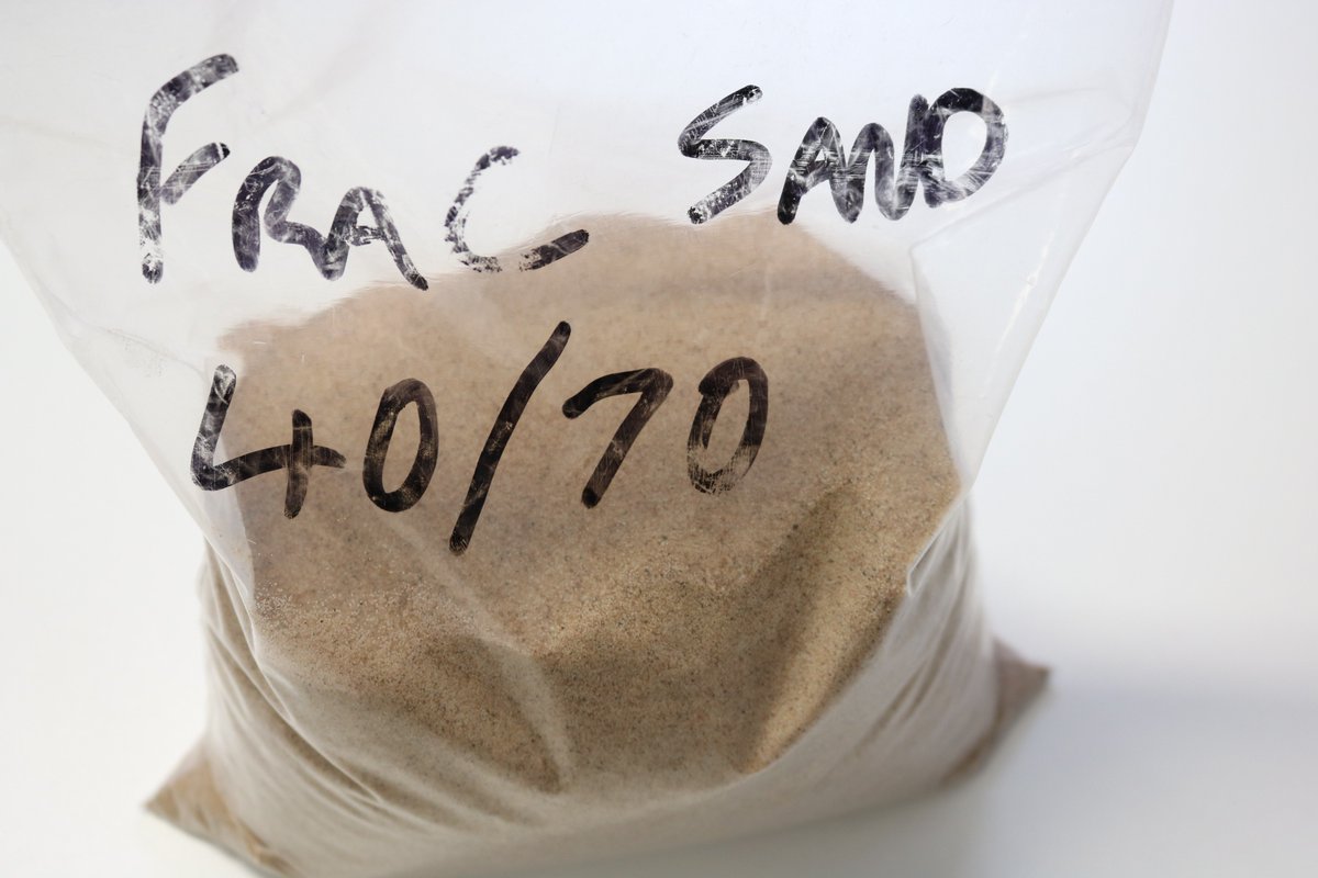 UKOOGroup's tweet photo. Hydraulic fracturing fluid contains sand (around 4.5% of its make-up), which helps keep the tiny fractures created by the process open. Stopping these fractures from closing allows the hydrocarbons trapped in the rock to migrate into the well and up to the surface. #frackingfacts https://t.co/uWh3tn8c8g