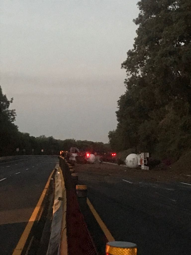 24_morelos's tweet photo. #AlertaVial: Por volcadura de pipa de gas continúa el cierre de circulación en ambos sentidos sobre la autopista #México- #Cuernavaca a la altura del kilómetro 73.

Se prevé que sea reabierta al mediodía.  Ruta alterna carretera libre libre México- Cuernavaca. #CDMX #Morelos https://t.co/rVLYp1uv3s