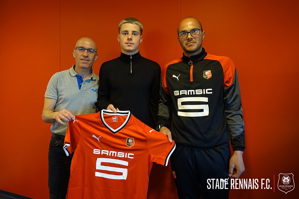 staderennais's tweet photo. 🖊 Trois jeunes de l'Académie #RougeEtNoir s'engagent avec leur club formateur. Maxime #Chopin (gardien), Kévin #Galisson (défenseur) et Edouardo #Camavinga (milieu de terrain) ont paraphé un contrat "aspirant" (juin 2020) 👉 https://t.co/OwAuJ0Z4QG #FiertéRougeEtNoir 🔴⚫️ https://t.co/IdOASuaeRk