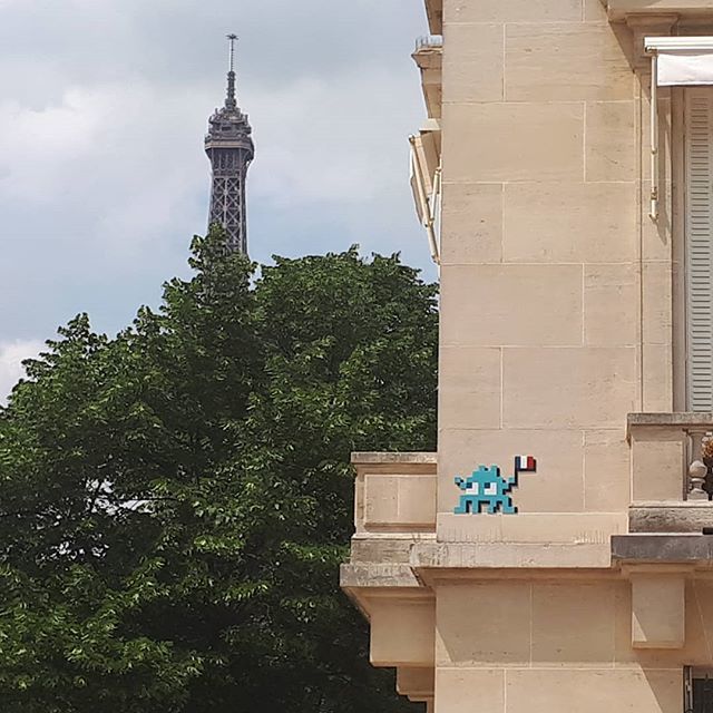 MEEZY_community's tweet photo. #invider #paris  #toureiffel https://t.co/vamLGbml4P