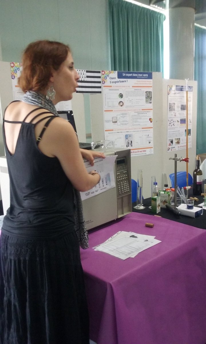 mcvitorge's tweet photo. Manu explique l'HPLC aux jeunes... #chimie #chimieetterroir #canalchimie https://t.co/r6Pfj6sJcX